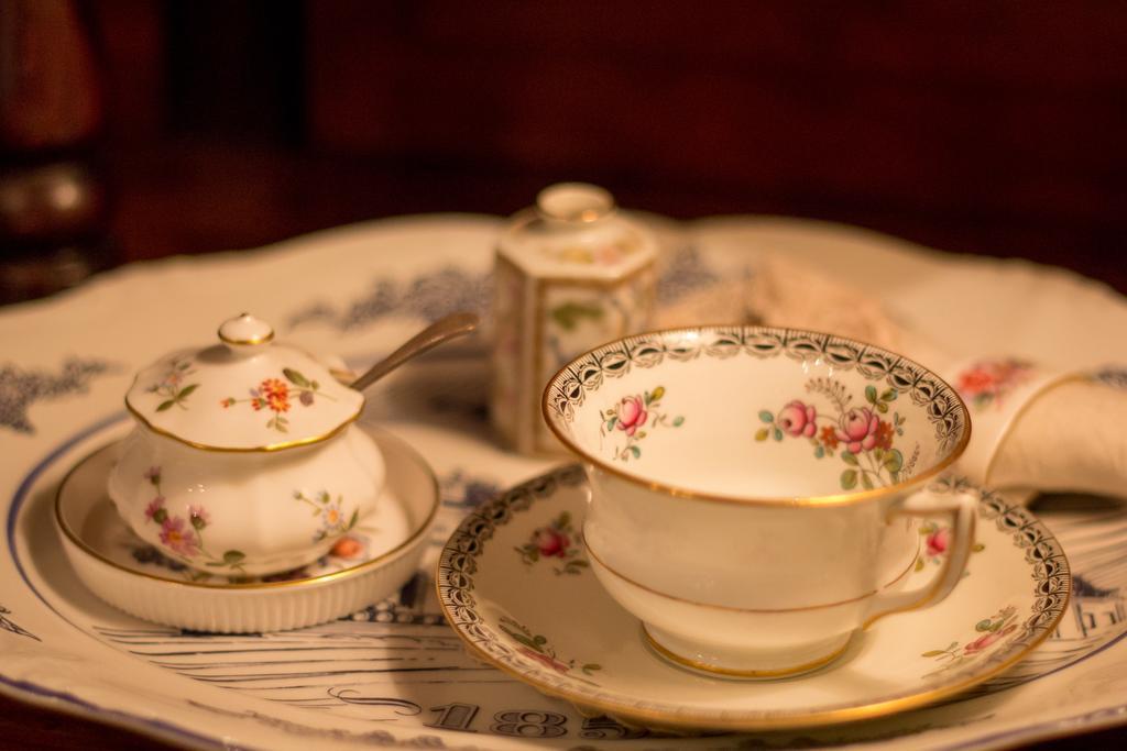 Dutch Manor Antique Hotel เคปทาวน์ ภายนอก รูปภาพ