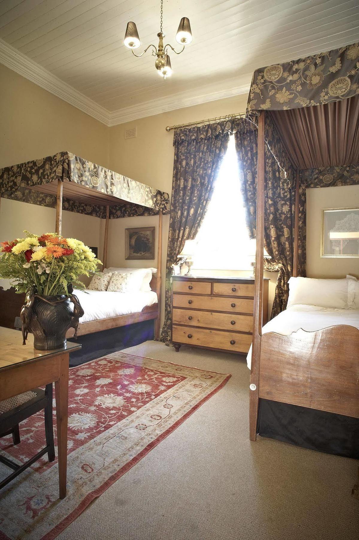 Dutch Manor Antique Hotel เคปทาวน์ ภายนอก รูปภาพ