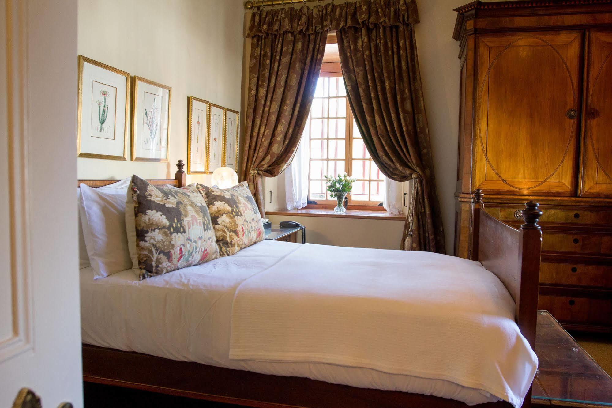 Dutch Manor Antique Hotel เคปทาวน์ ภายนอก รูปภาพ